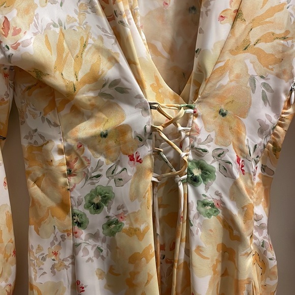 Yellow flower mini dress - Picture 3 of 3